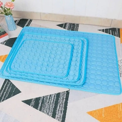 Tapis rafraîchissant pour chat bleu, surface gaufrée à relief, plié.
