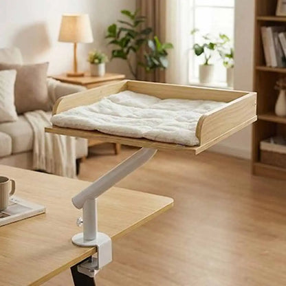 Lit pour chat en bois clair sur pied blanc, coussin clair