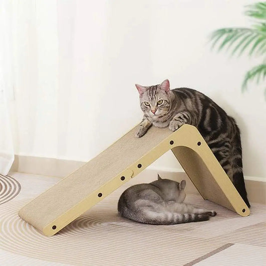 Griffoir vertical pour chat beige avec cadre clair et base en plateau incliné.