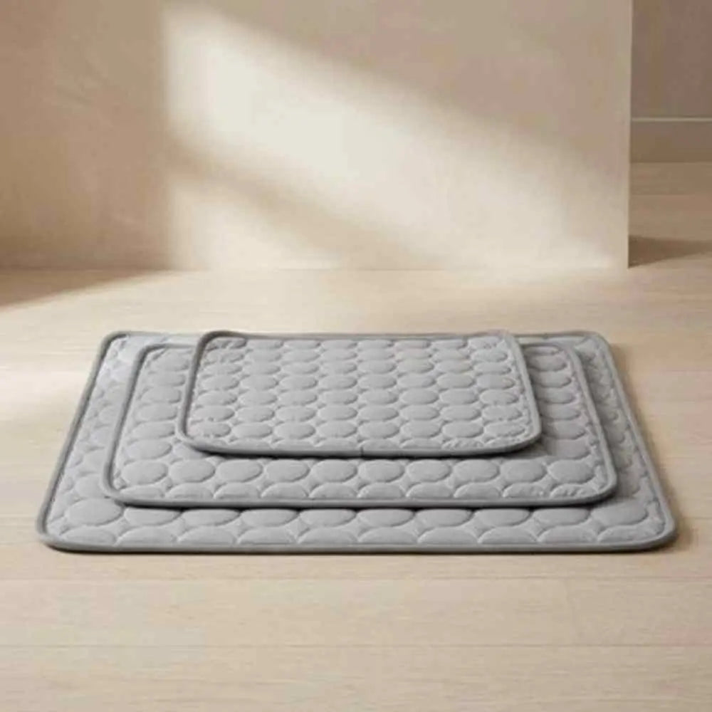 Tapis rafraîchissant pour chat gris, vue de dessus, motif alvéolé en relief.