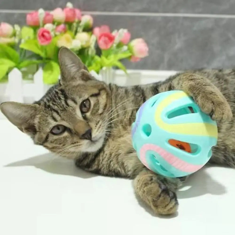 Balle interactive pour chat, sphère bleue turquoise, touches jaunes et vertes.