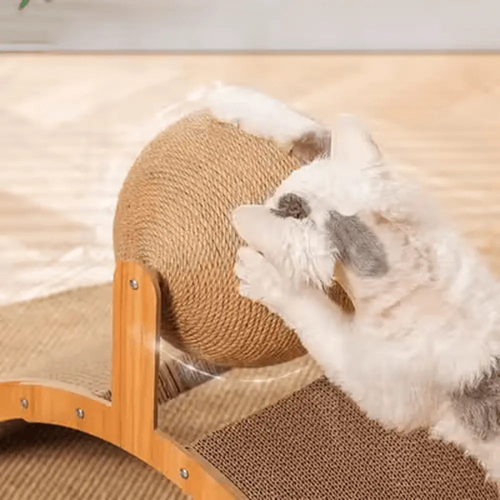 Poteau de griffoir rond en sisal beige sur base courbe en tissu, vue rapprochée
