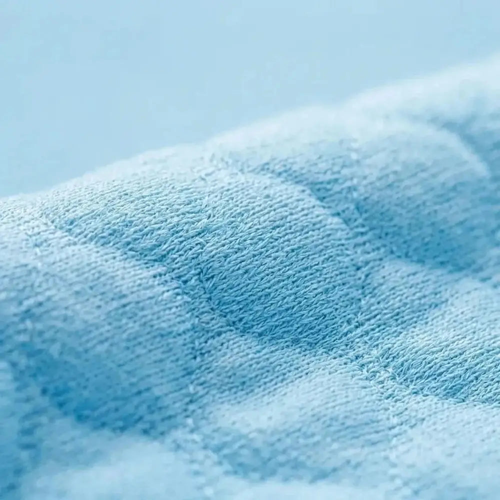 Tapis rafraîchissant pour chat bleu, gros plan sur la surface en relief