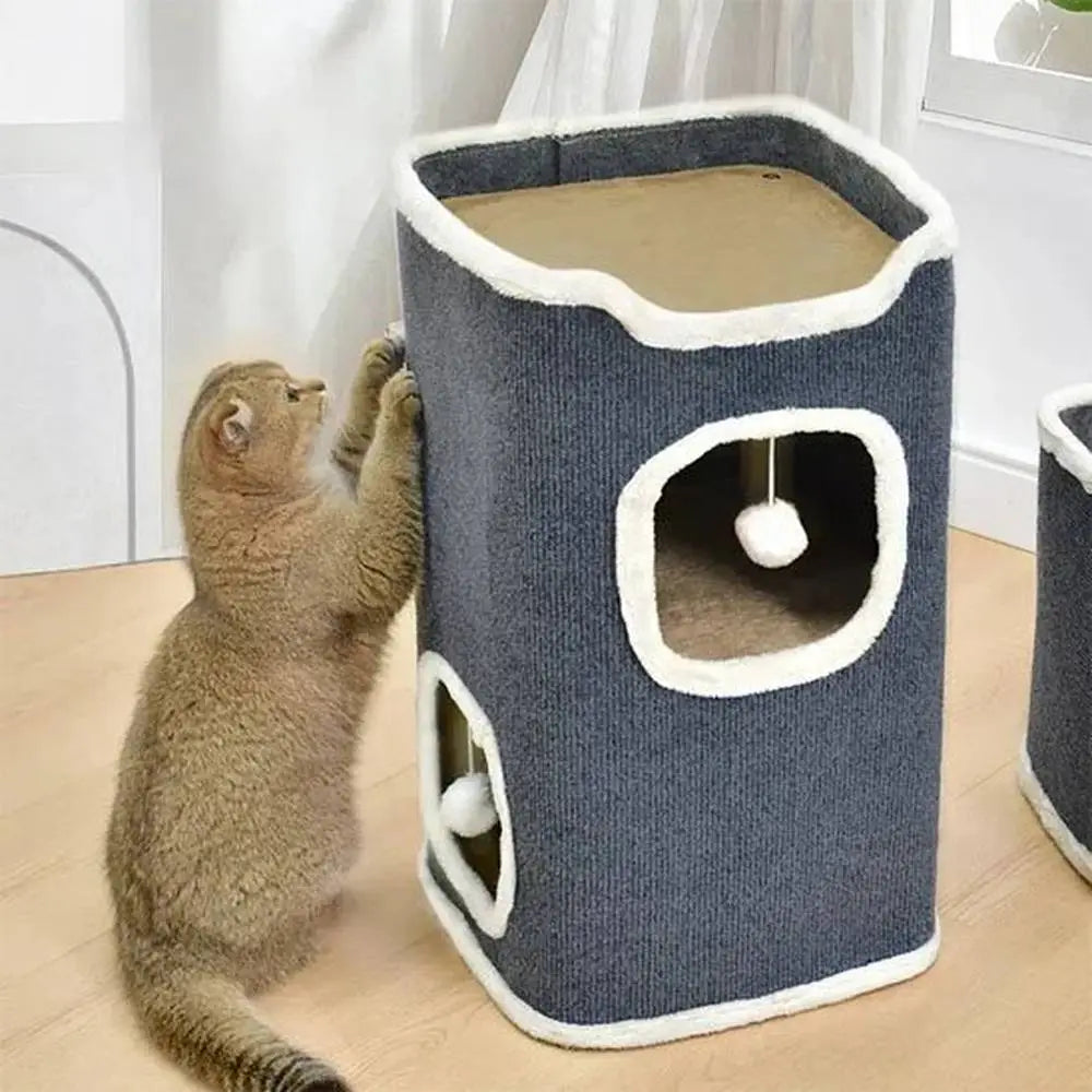 Arbre à chat gris foncé avec bac supérieur beige et ouverture bordée de blanc avec balle.