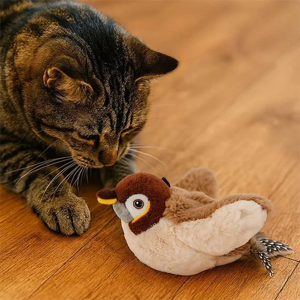 Jouet oiseau en peluche brun et blanc, yeux ronds et plume décorative
