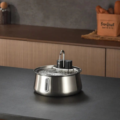 Fontaine à eau inox pour chat, base ronde avec bec et jet d’eau sortant du réservoir