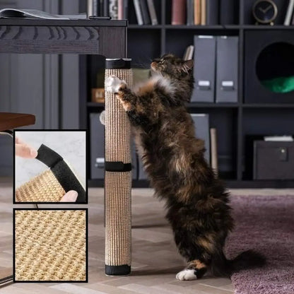 Griffoir pour chat sur poteau en sisal beige, embouts noirs, chat tigré