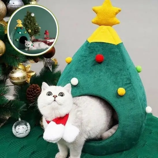 Maison pour chat sapin verte en tissu, ouverture ronde, chat blanc avec nœud rouge.