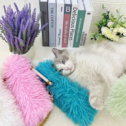 Peluche pour chat duveteuse bleue et blanche, avec peluche rose à côté
