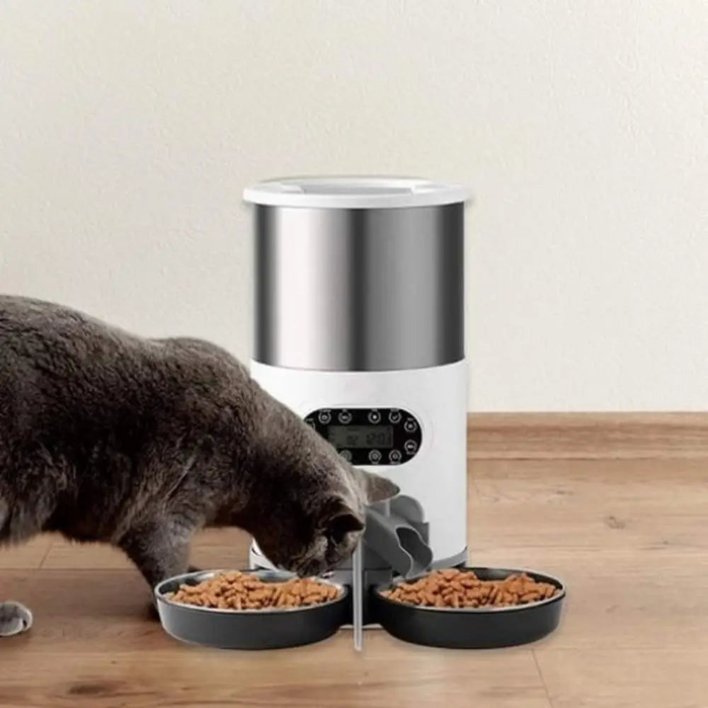 Distributeur croquettes SmartFeeder blanc/acier, deux bols noirs avec aliments.