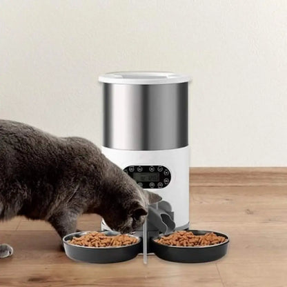 Distributeur croquettes SmartFeeder blanc/acier, deux bols noirs avec aliments.