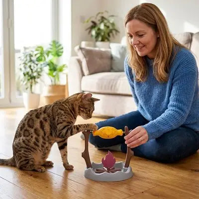 Mangeoire interactive rotative pour chat, jouet jaune et base grise sur sol bois