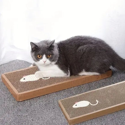 Griffoir pour chat long avec deux tapis texturés bruns, chat gris sur la rampe