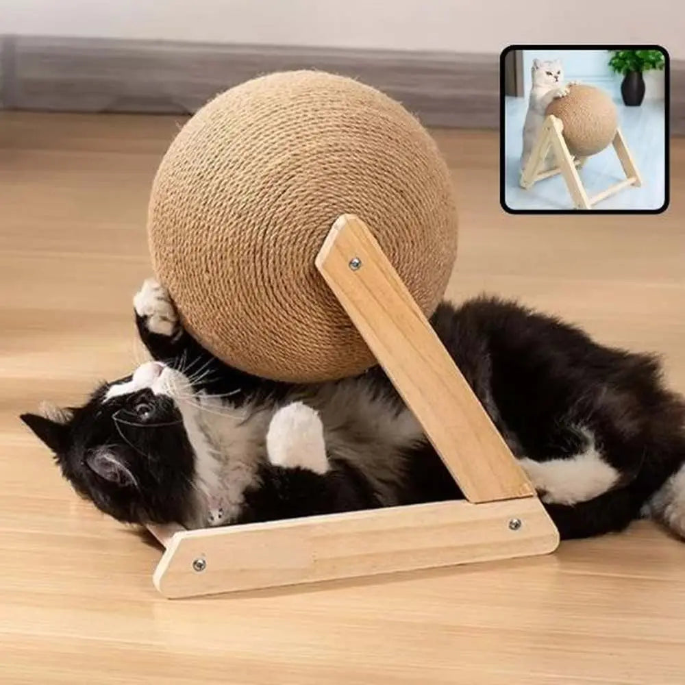Griffoir pour chat avec boule en sisal beige et socle en bois, chat noir et blanc.