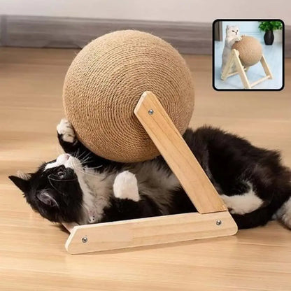 Griffoir pour chat avec boule en sisal beige et socle en bois, chat noir et blanc.