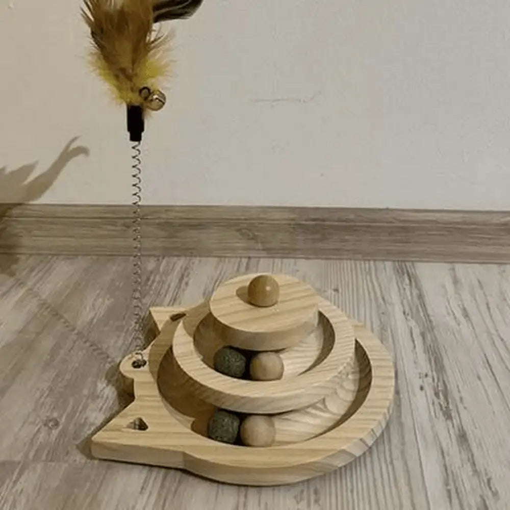 Jouet en bois en forme de chat, plateau spiral avec boules vert olive et plume brune