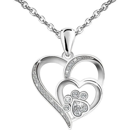 Collier à pendentif cœur argenté, motif patte de chat et strass brillants.