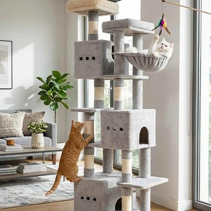 Arbre à chat gris clair, plateformes superposées, poteaux beiges et cabane à entrée ronde.