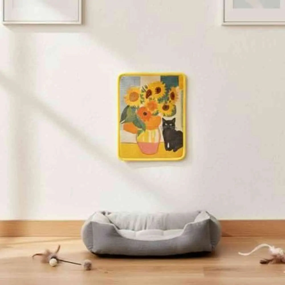 Griffoir pour chat mural carré avec cadre jaune et motif fleurs, fixé au mur.