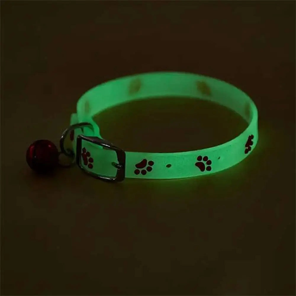 Collier chat fluorescent vert avec motifs pattes noires et clochette rouge