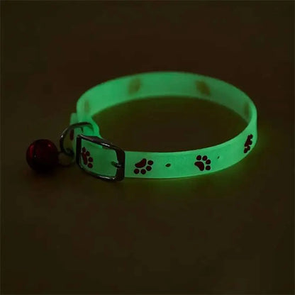Collier chat fluorescent vert avec motifs pattes noires et clochette rouge