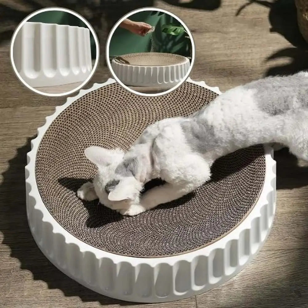 Griffoir rond pour chat: base blanche cannelée et surface de grattage en sisal marron.