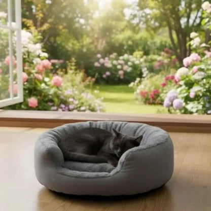 Panier pour chat Cozy Elegance gris, coussin intérieur sombre; chat gris endormi.
