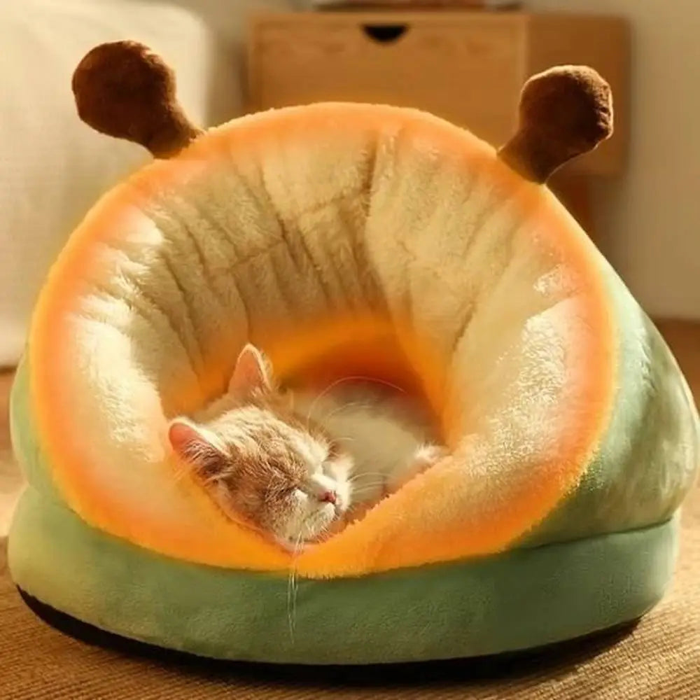 Panier pour chat cocon douillet orange avec base vert foncé, bord relevé pelucheux.