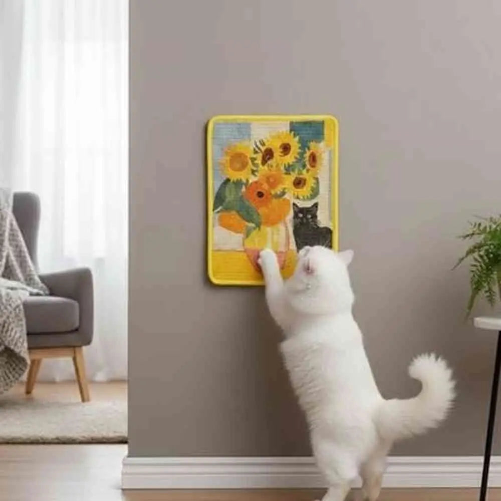Griffoir pour chat mural à cadre jaune et motif fleurs; chat blanc touche la surface.