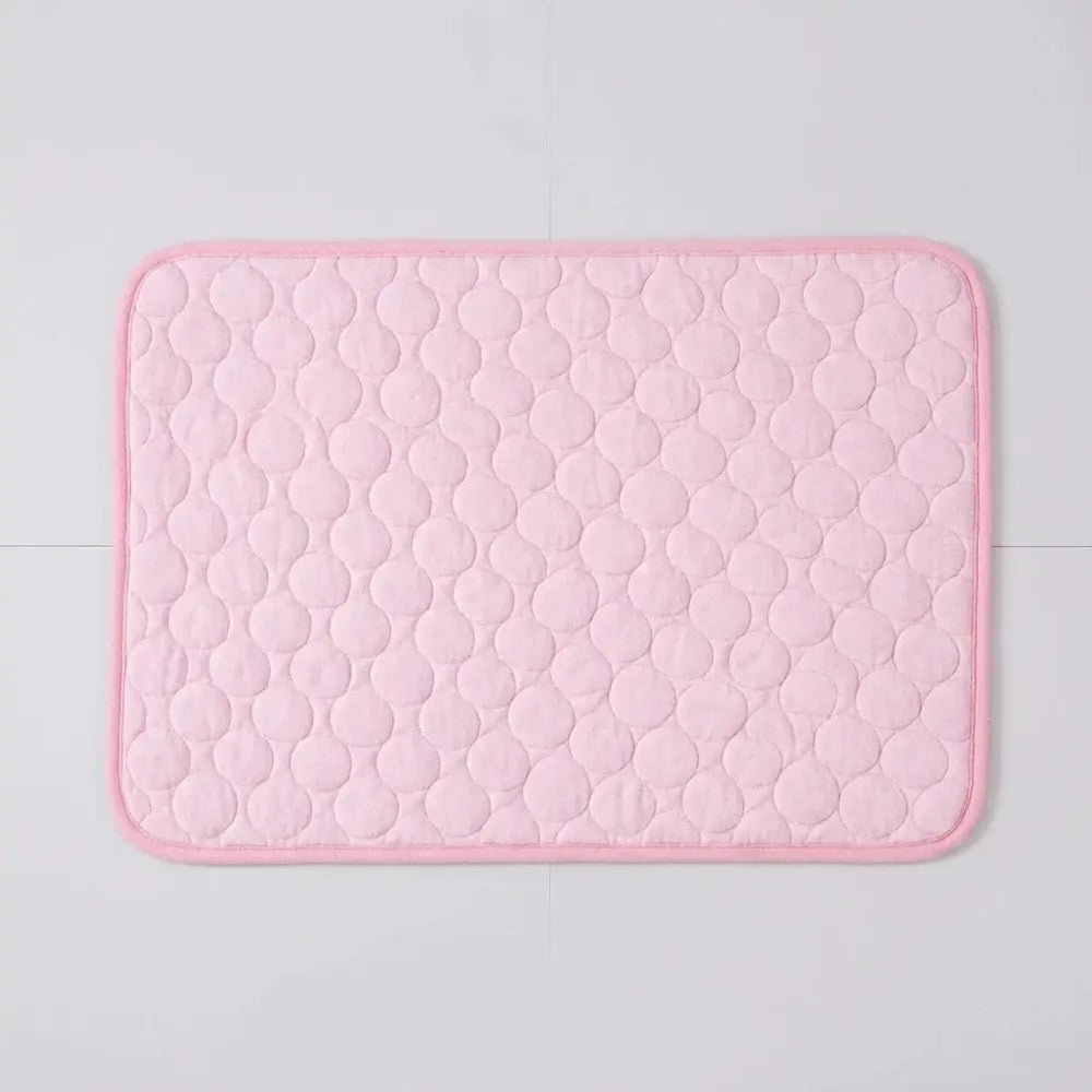 Tapis rafraîchissant pour chat rose clair, vue de dessus, bordure rose et texture en relief.