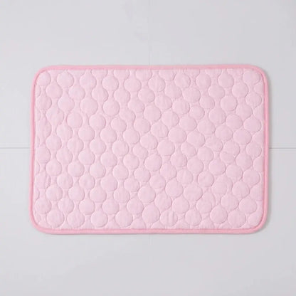 Tapis rafraîchissant pour chat rose clair, vue de dessus, bordure rose et texture en relief.