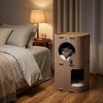 Niche pour chat beige clair avec entrée circulaire, chat gris à l’intérieur