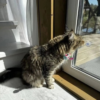 Jouet pour chat avec ventouse, tige à ressort et souris en peluche aux plumes colorées.