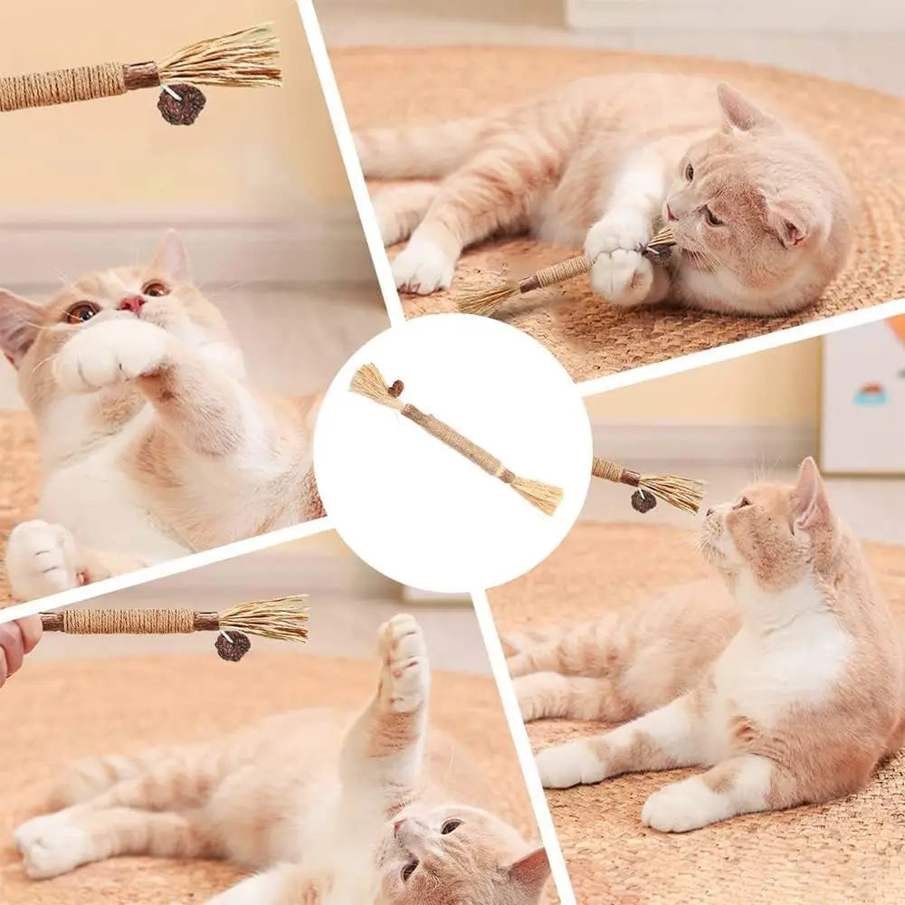 Bâton à mâcher PurrStick™ en corde beige avec pompons, utilisé par des chats.