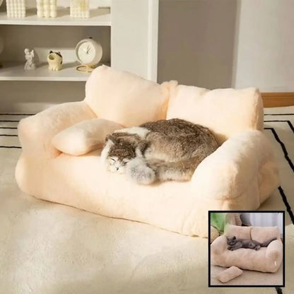 Panier pour chat en peluche blanc cassé, coussins latéraux rembourrés, chat gris.