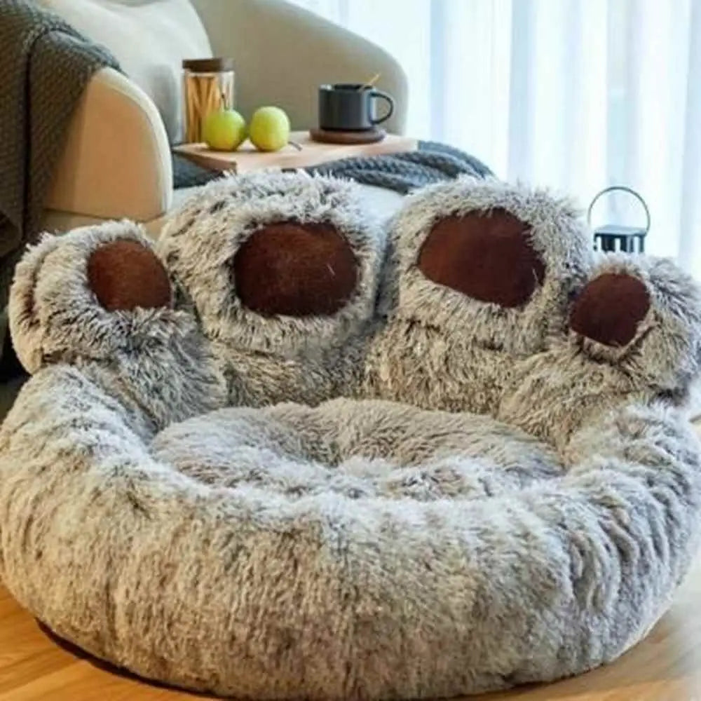 Panier pour chat rond moelleux gris, ouvertures en forme de pattes; chat allongé