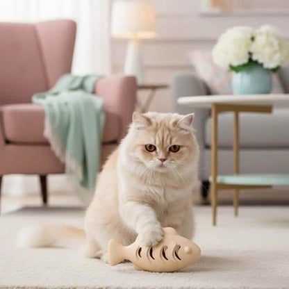 Jouet poisson distributeur de friandises pour chat, poisson beige sur tapis clair.