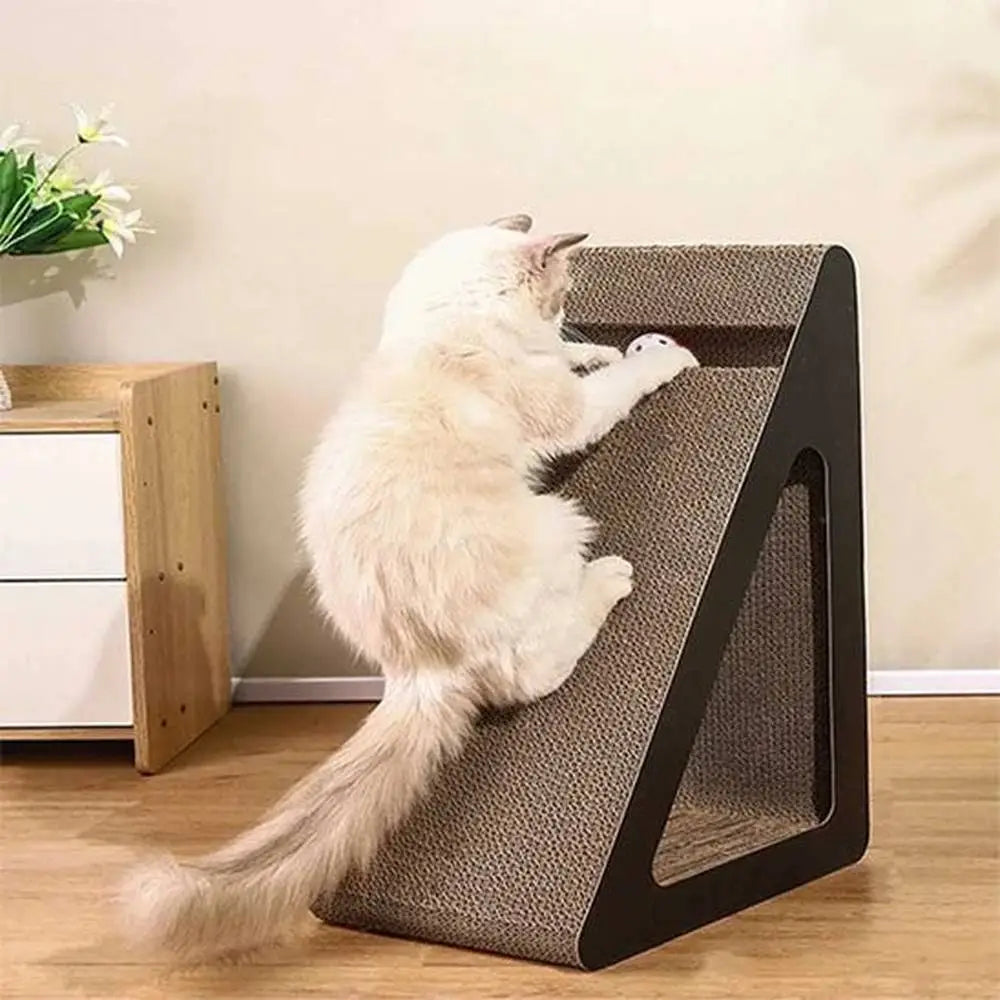 Griffoir triangulaire 2 en 1 pour chat, tissu beige texturé et cadre sombre, vue latérale