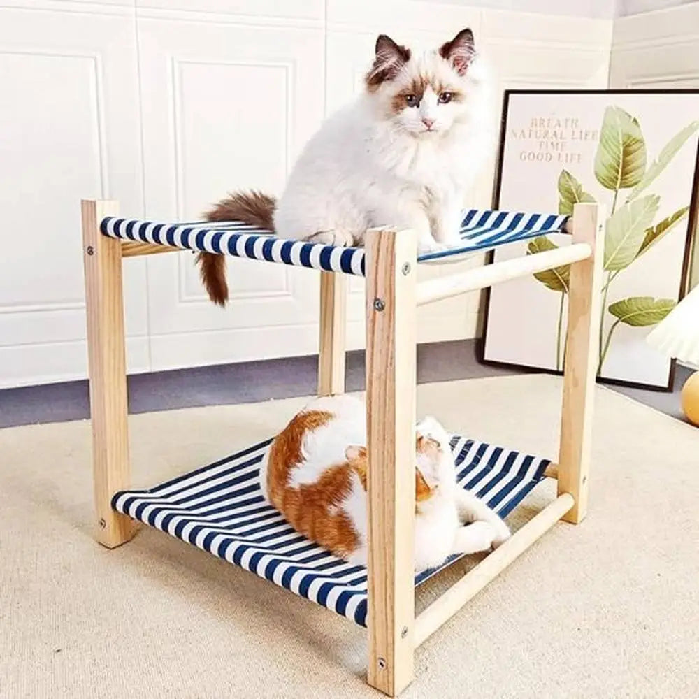 Hamac pour chat Cozy-Perch à rayures bleu et blanc, cadre en bois, chats blanc et roux
