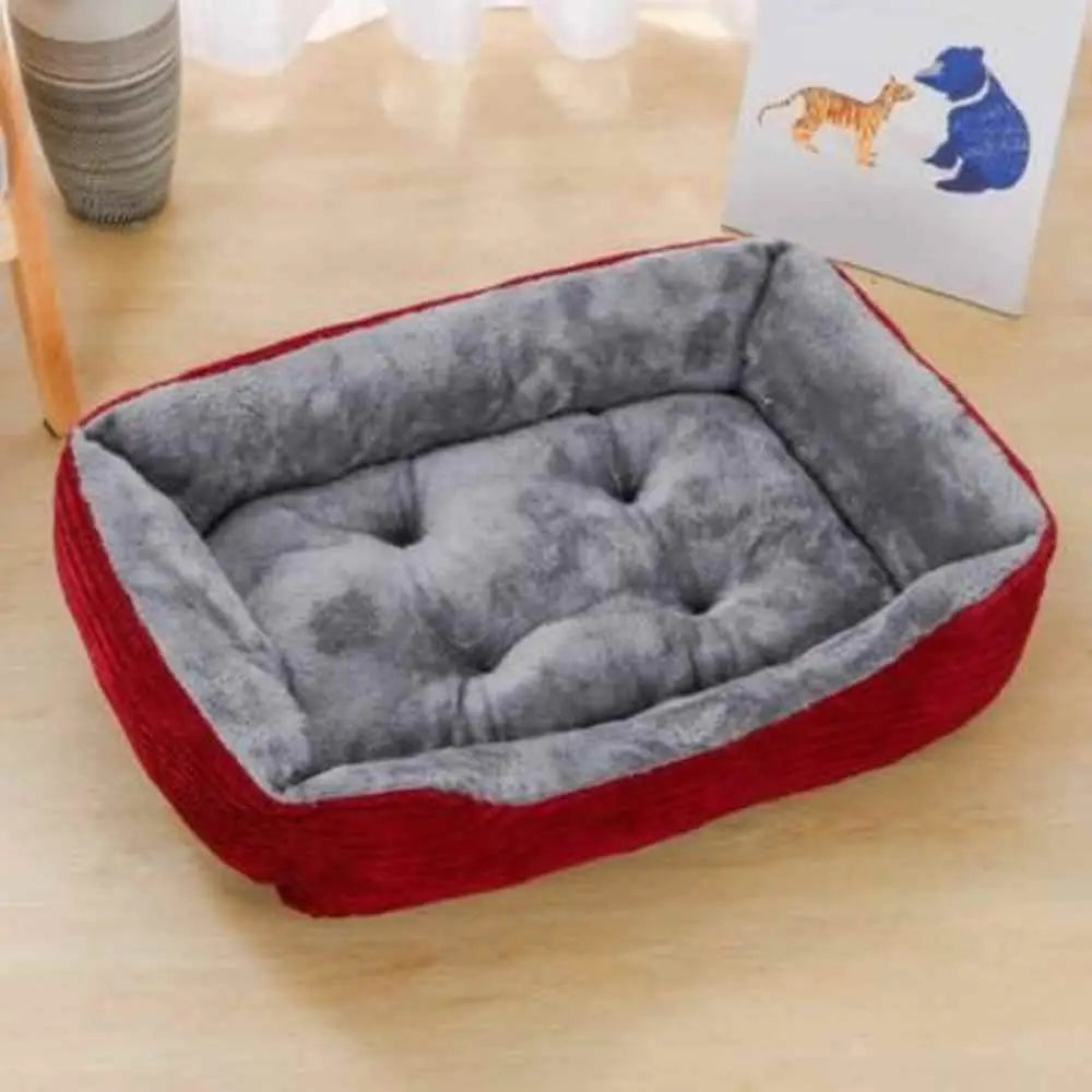 Panier pour chat Douillet rouge vide, intérieur matelassé gris.