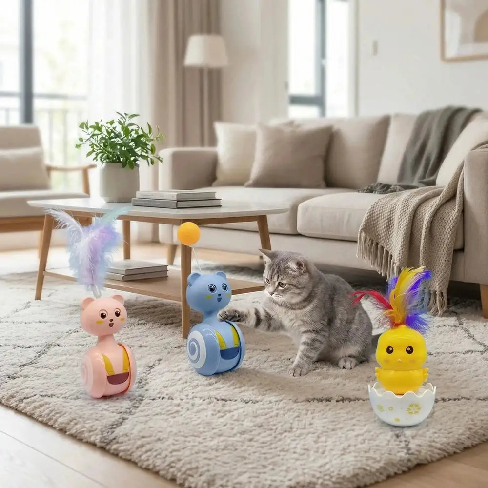 Jeu interactif pour chat : jouet canard jaune à plumes colorées et base blanche.