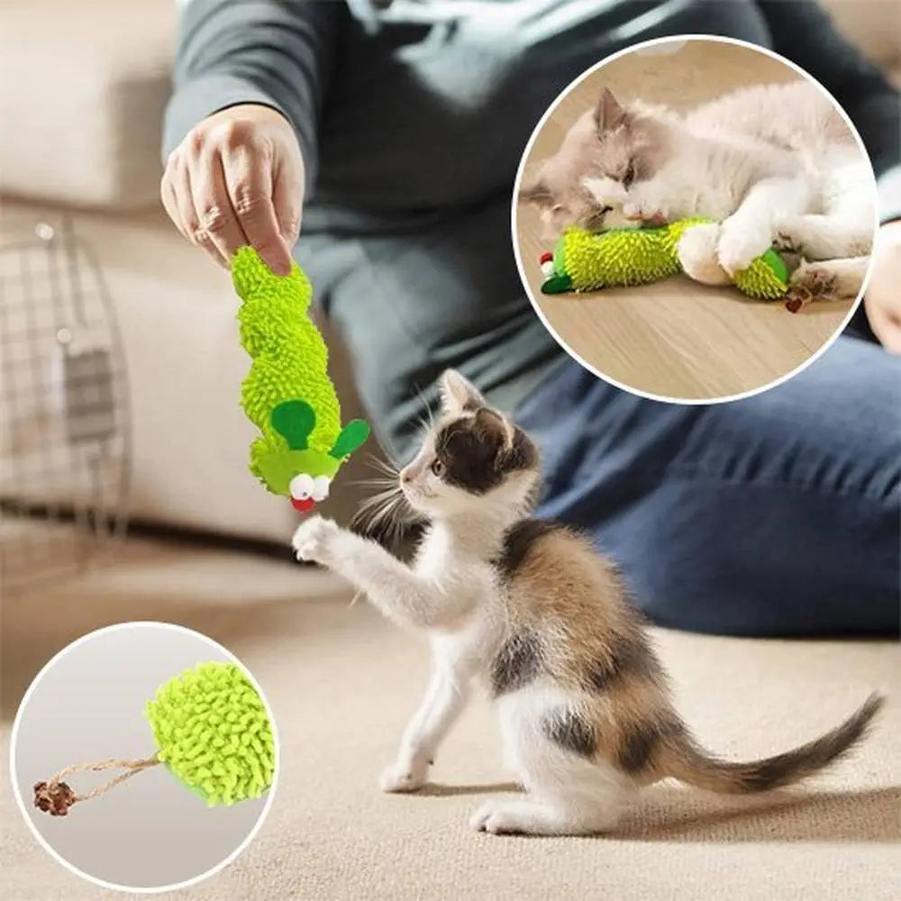 Jouet interactif pour chat en peluche verte, souris blanche à nez rouge, pour jouer.