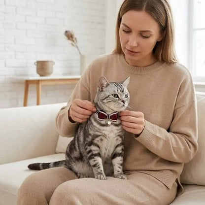 Collier pour chat rouge avec nœud et petite plaque décorative, fermoir sécurisé visible