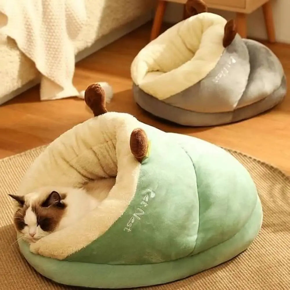 Panier pour chat cocon douillet vert clair et beige, bord arrondi en peluche.