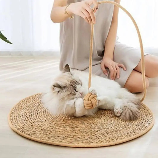 Tapis griffoir rond en sisal beige avec élément en corde, chat allongé dessus