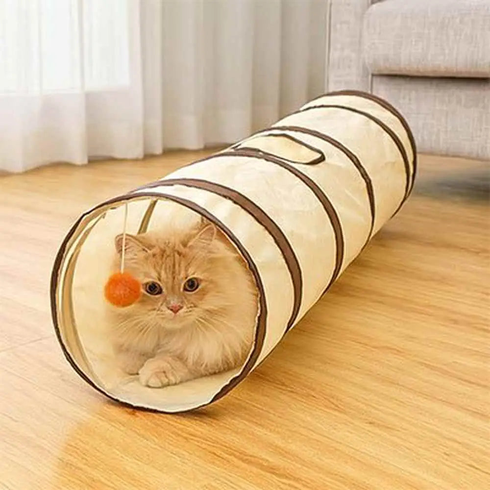 Tunnel pour chat crème rayé marron, gros plan sur un chat orange dans l’ouverture.