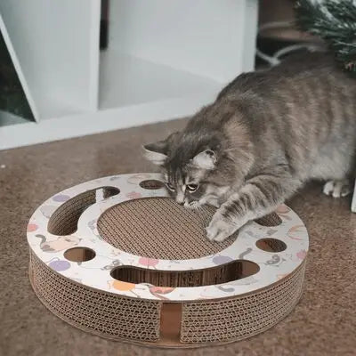 Grattoir rond pour chat PurrRoundScratcher™ avec chat allongé sur le plateau grattant