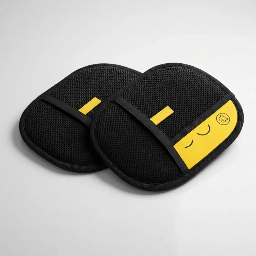 Paire de gants de toilettage noirs, semelle texturée avec étiquette jaune.