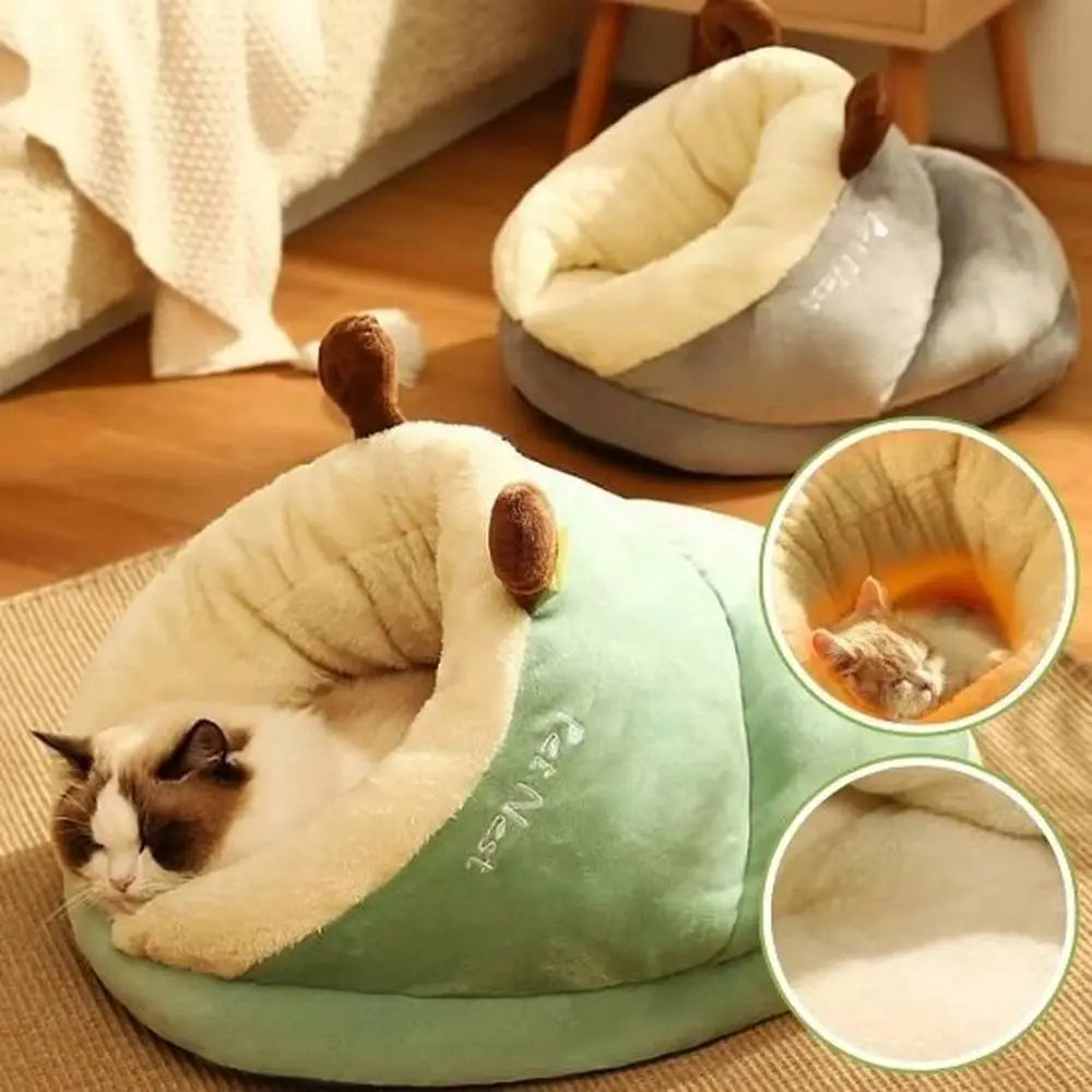 Panier pour chat cocon douillet vert clair et beige, coussin intérieur moelleux.