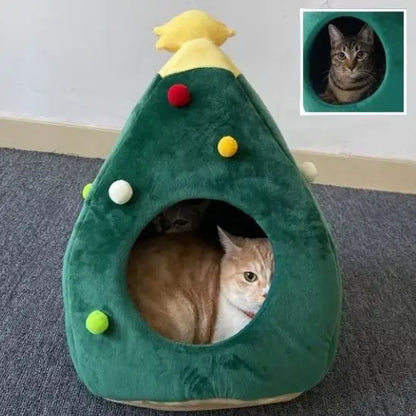 Maison pour chat sapin verte, ouverture ronde, chat brun et blanc à l’intérieur.